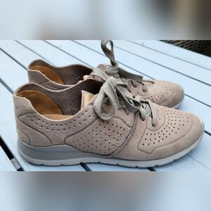UGG Tye soft leather sneakers in grey size 7